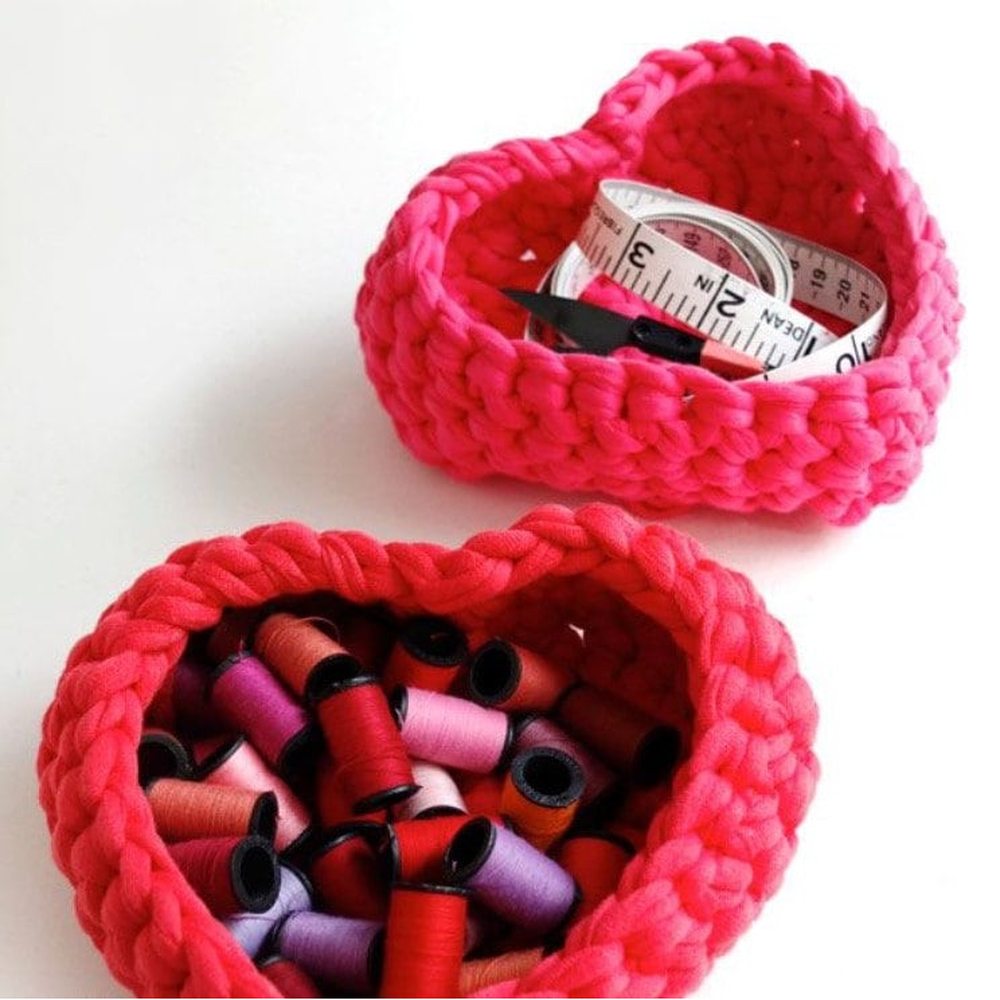 Heart-Shaped Ornament Holders nazimaknits